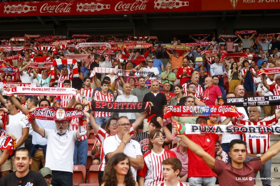 Afición rojiblanca en El Molinón