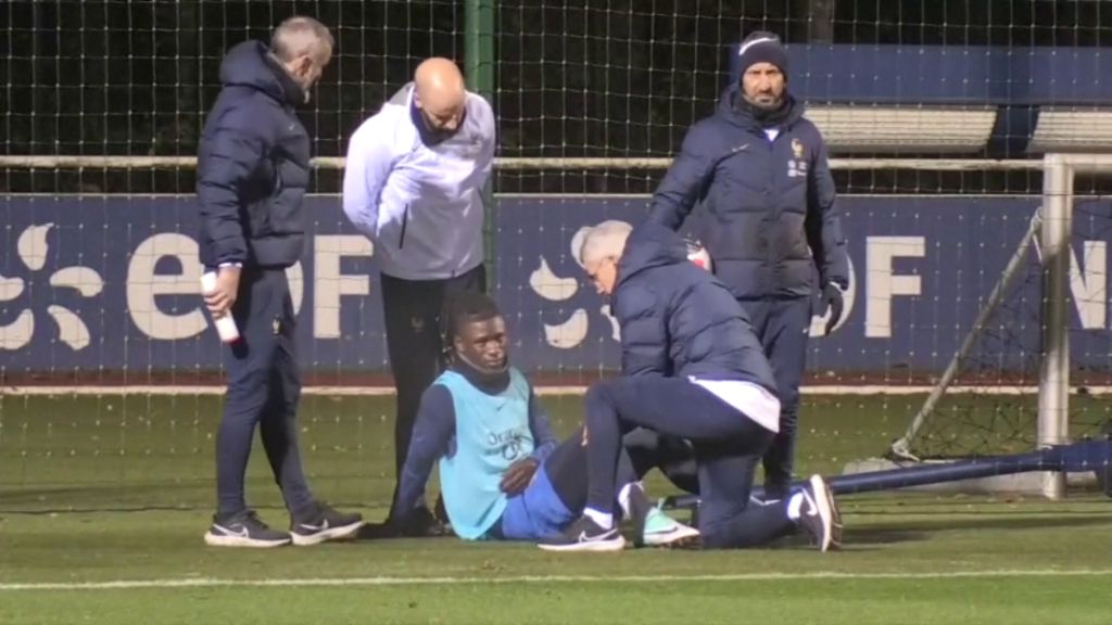  Eduardo Camavinga tras notar molestias en su rodilla derecha durante en entrenamiento con su selección.