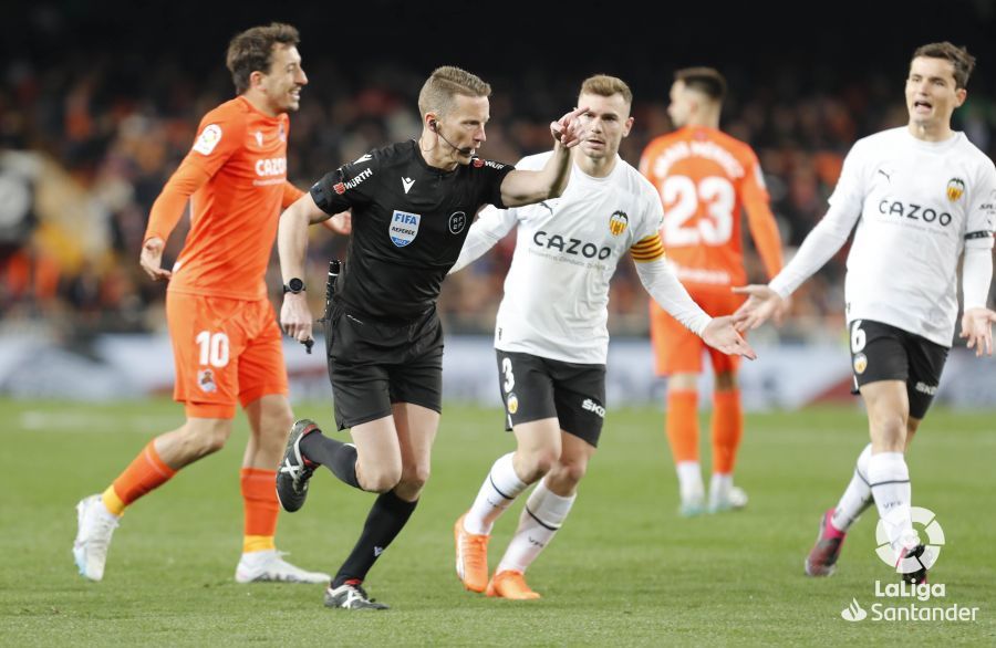 Hernández Hernández anula el penalti frente a Lato en el Valencia - Real Sociedad.