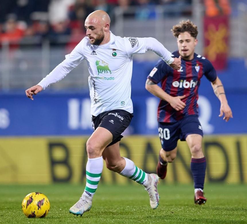  Mario Soriano persigue a Ekain, delantero que interesa al Dépor.