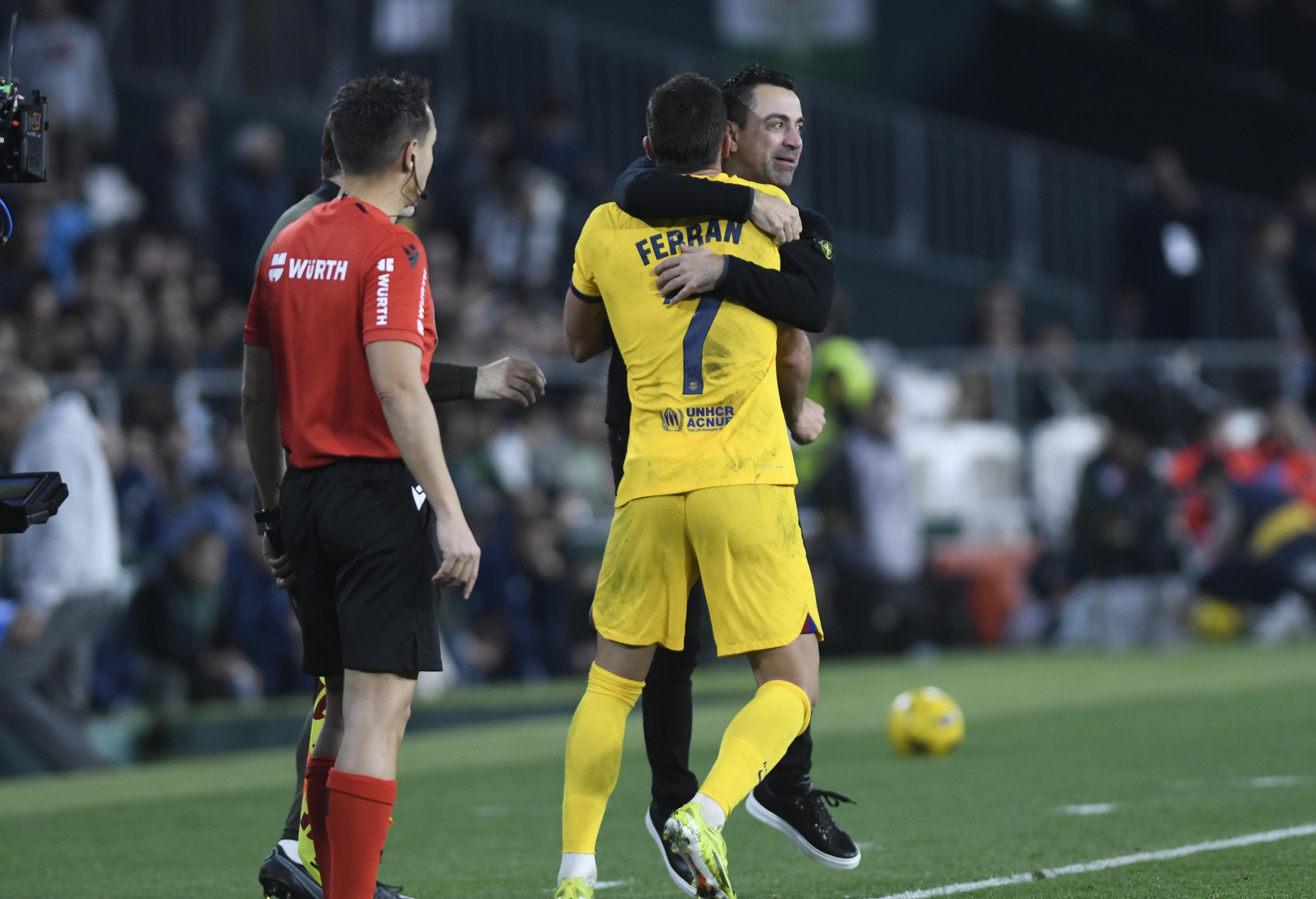 El abrazo entre Ferran Torres y Xavi Hernández.