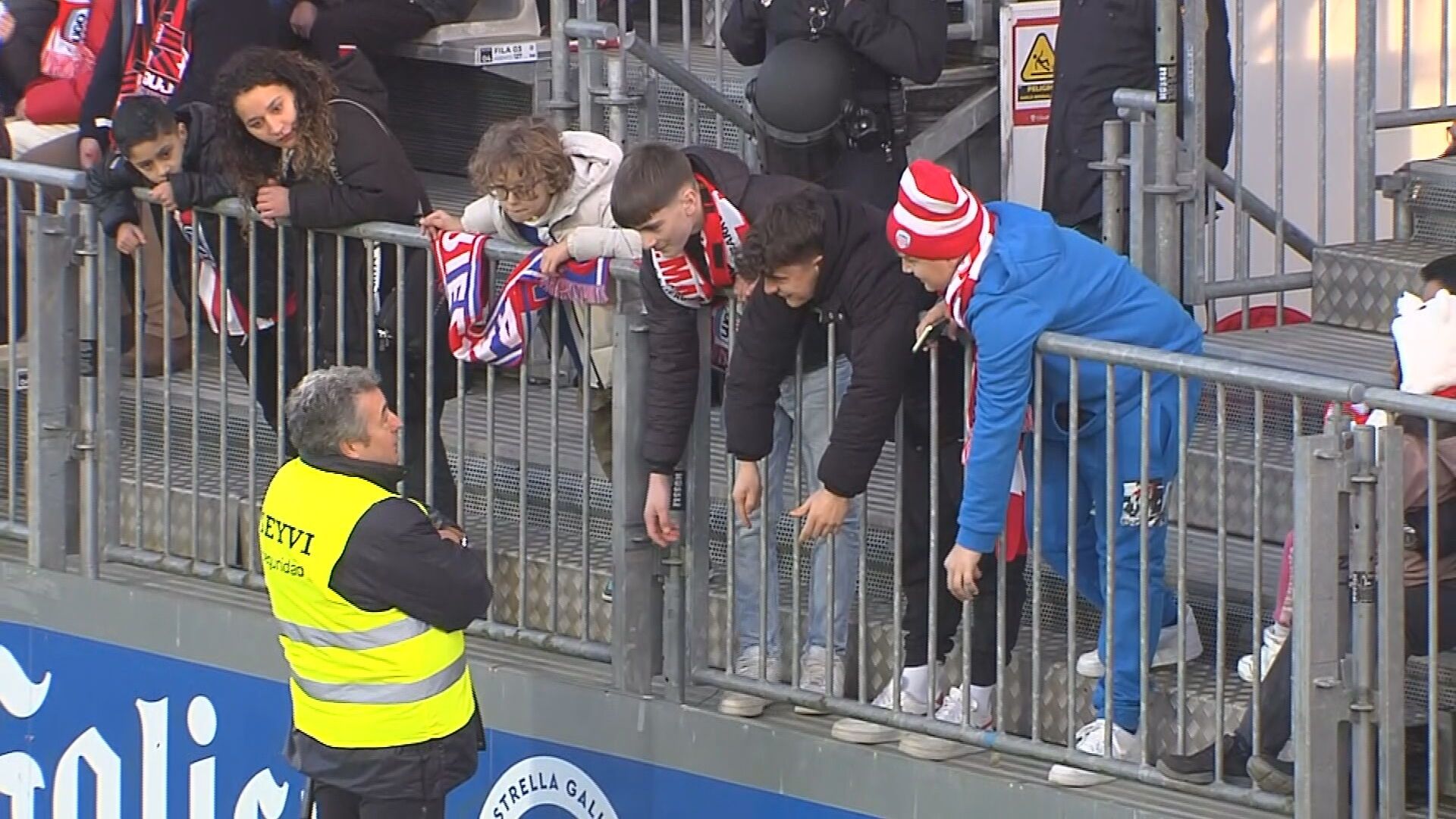  El aficionado del Lugo, pidiéndole los guantes al empleado de seguridad