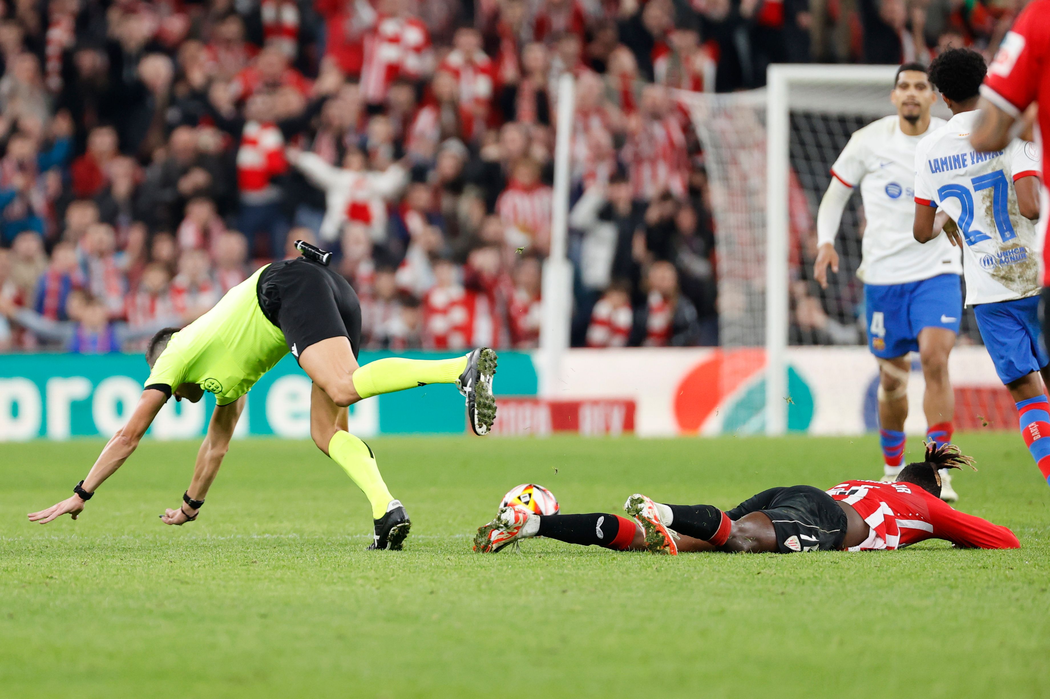 El árbitro se tropieza con Nico Williams en el Athletic - Barcelona de Copa: