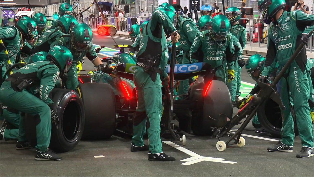 El Aston Martin de Fernando Alonso, parado en boxes.