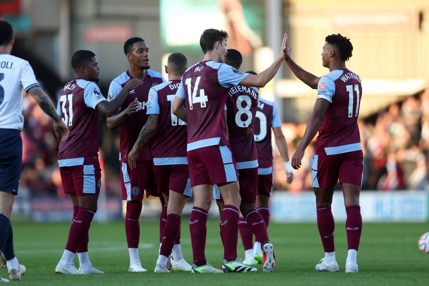  Los jugadores del Aston Villa celebran un gol.