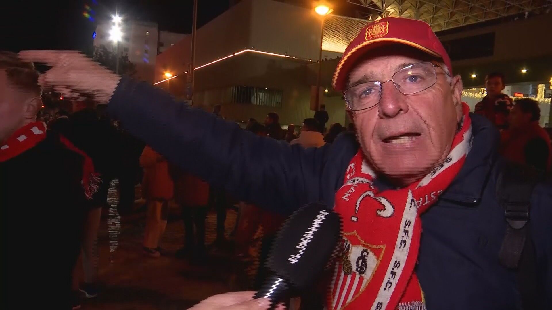  El brutal cabreo de dos aficionados con la directiva del Sevilla.