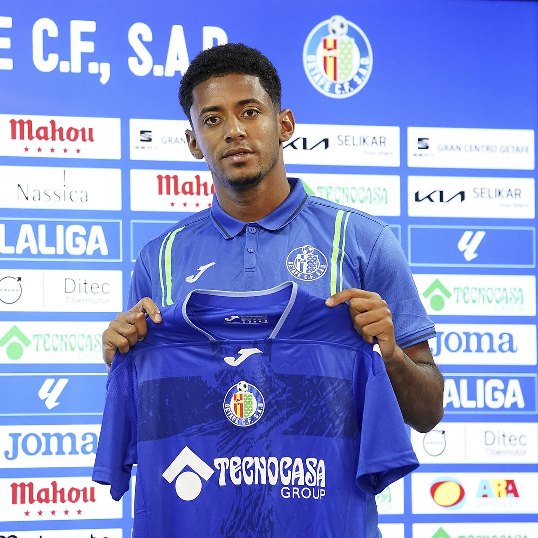 'El Choco' Lozano posa con su nueva camiseta del Getafe (Foto: Cordon Press)