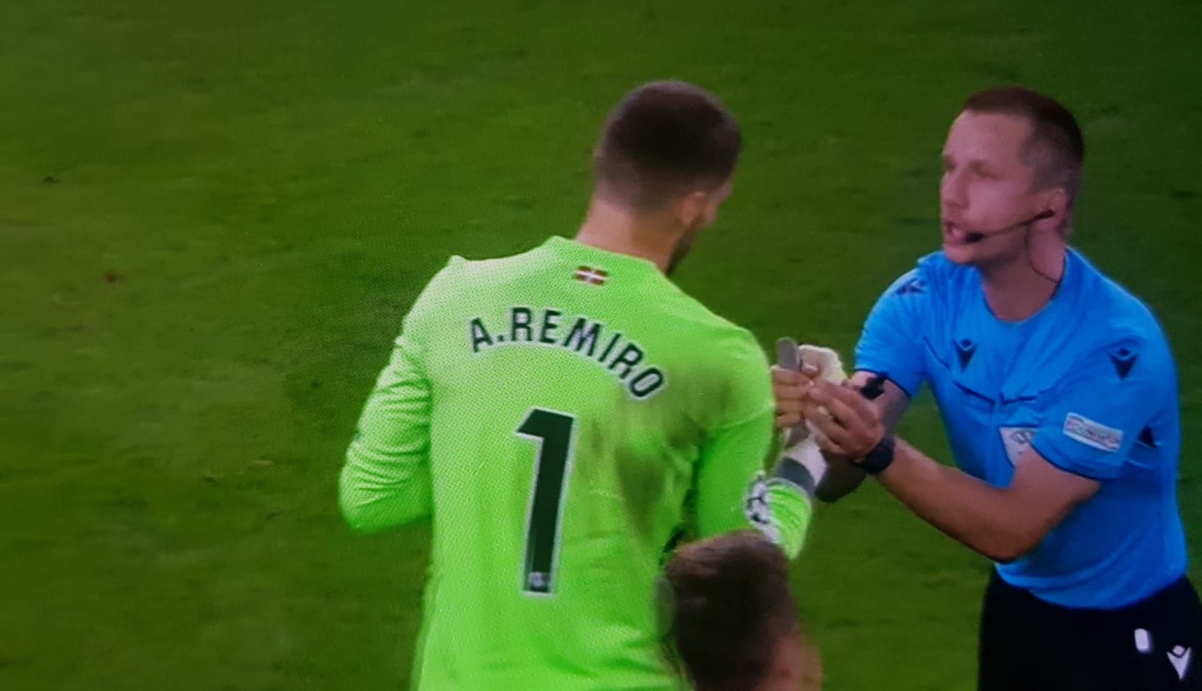  El colegiado pidió disculpas a Remiro tras rectificar su decisión.