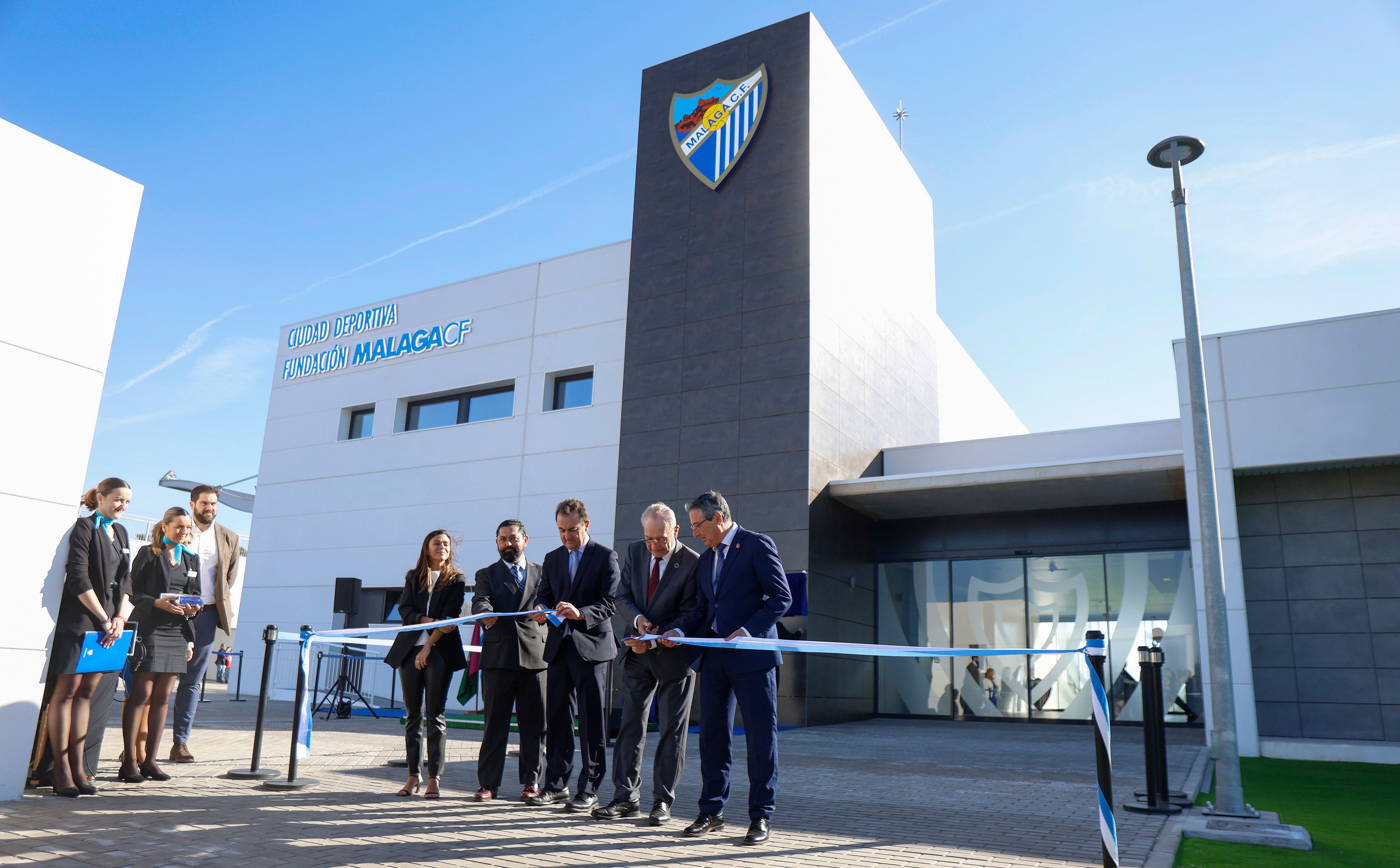 El corte de cinta de la ciudad deportiva con el alcalde de Málaga presente junto a Francis Salado, José María Muñoz, José María Arrabal y Marta Alonso. (MCF)