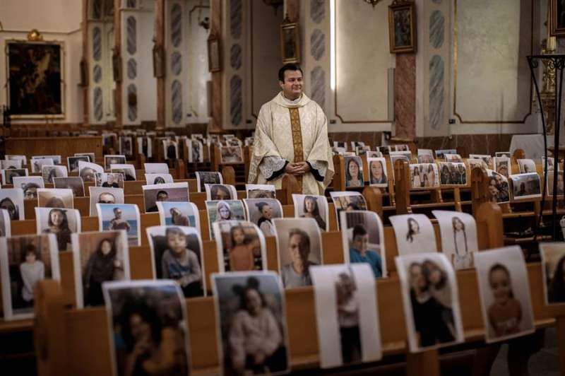 El cura valenciano contra el vacío de la iglesia por el coronavirus