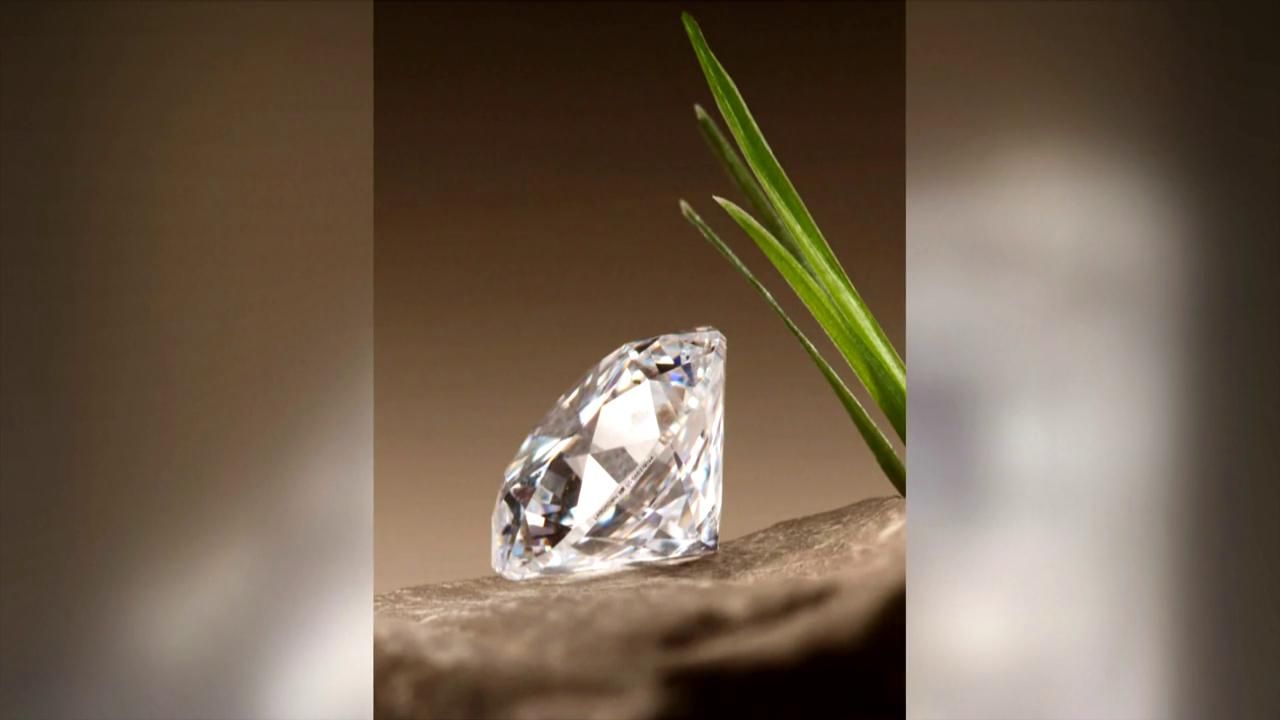 El diamante que vende el Barça hecho con carbono del césped.