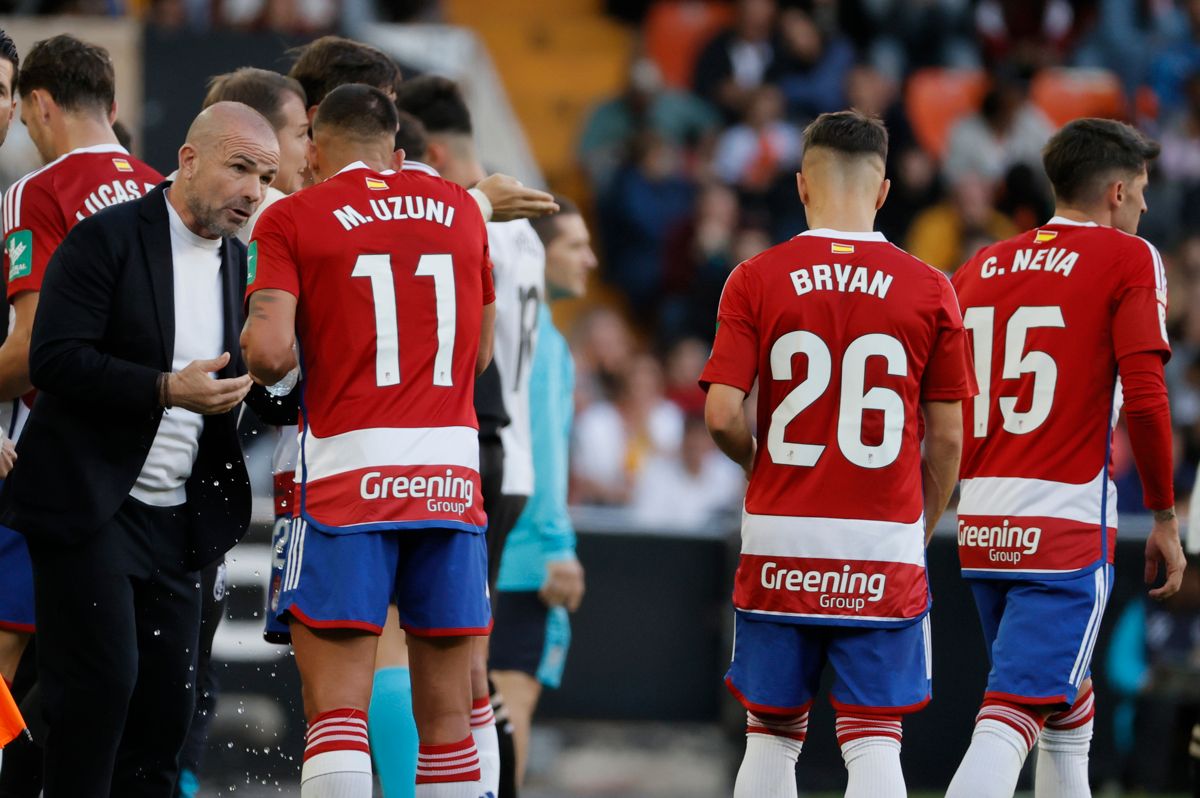  Paco López da indicaciones a Uzuni durante el Valencia-Granada.
