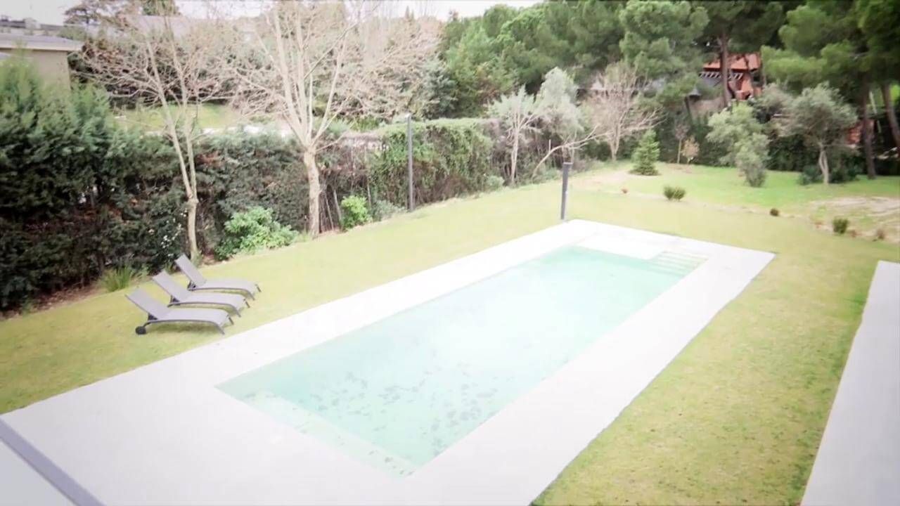 El jardín de una de las casas en las que podría estar Mbappé.