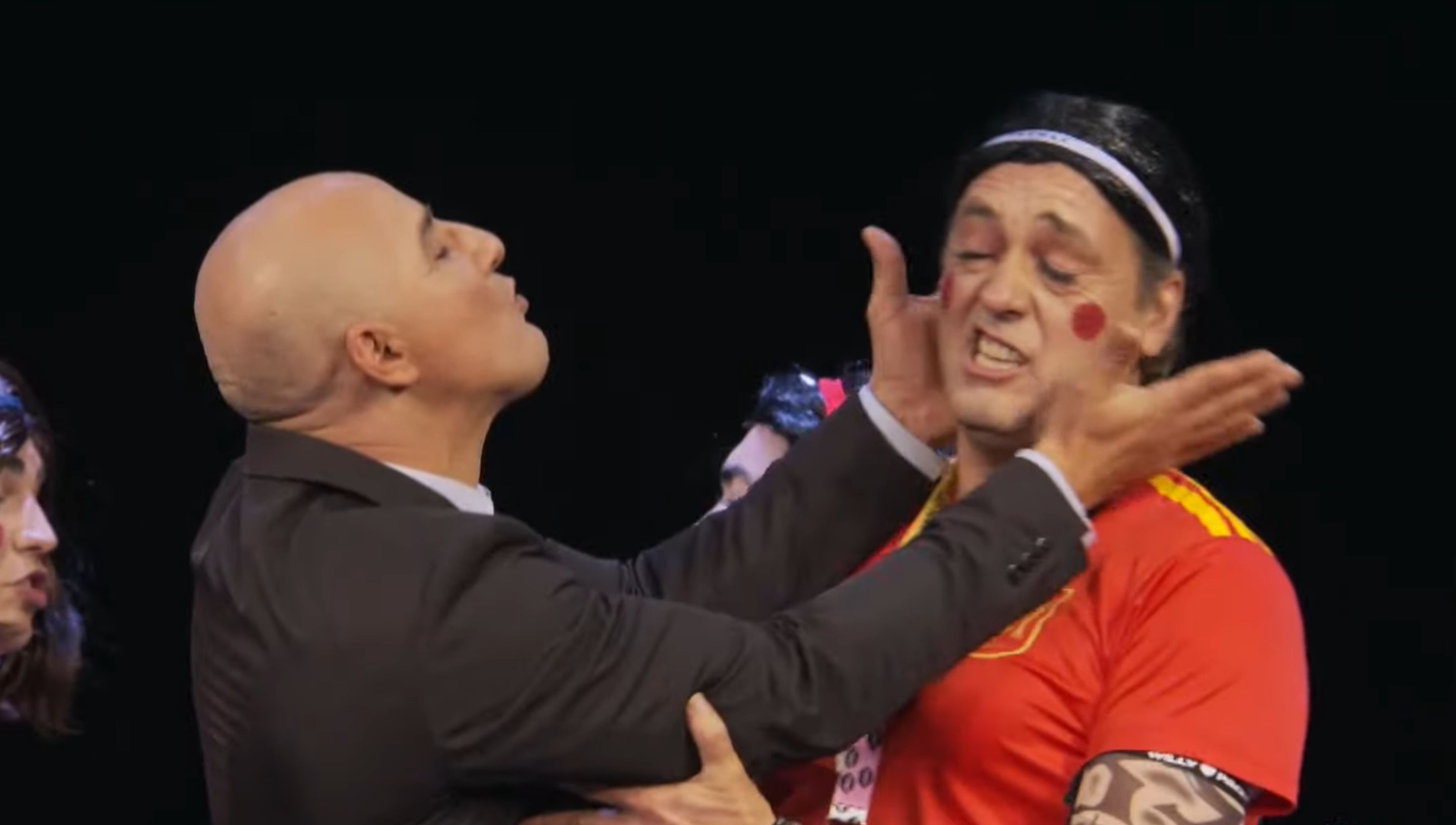  El momento del beso de Rubiales a Jenni Hermoso en la chirigota.