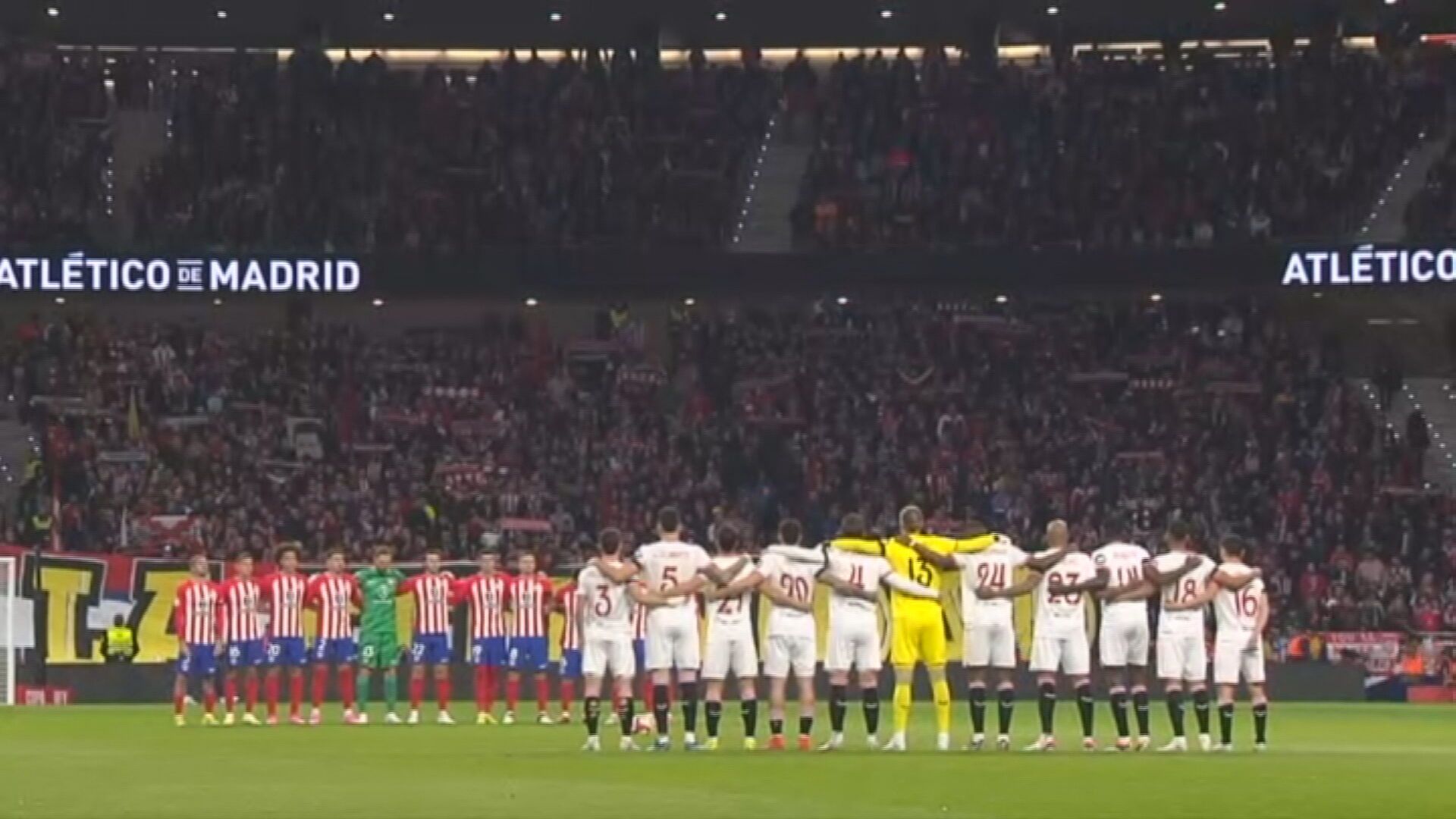  El momento más emotivo con todos los jugadores abrazados en el centro del campo.