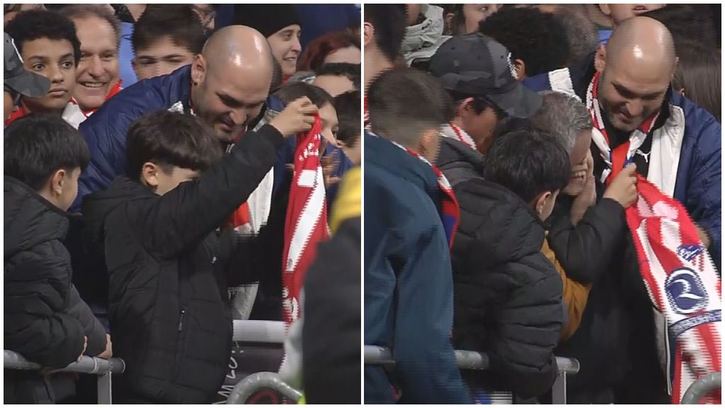  El niño, contento con su camiseta de Antoine Griezmann