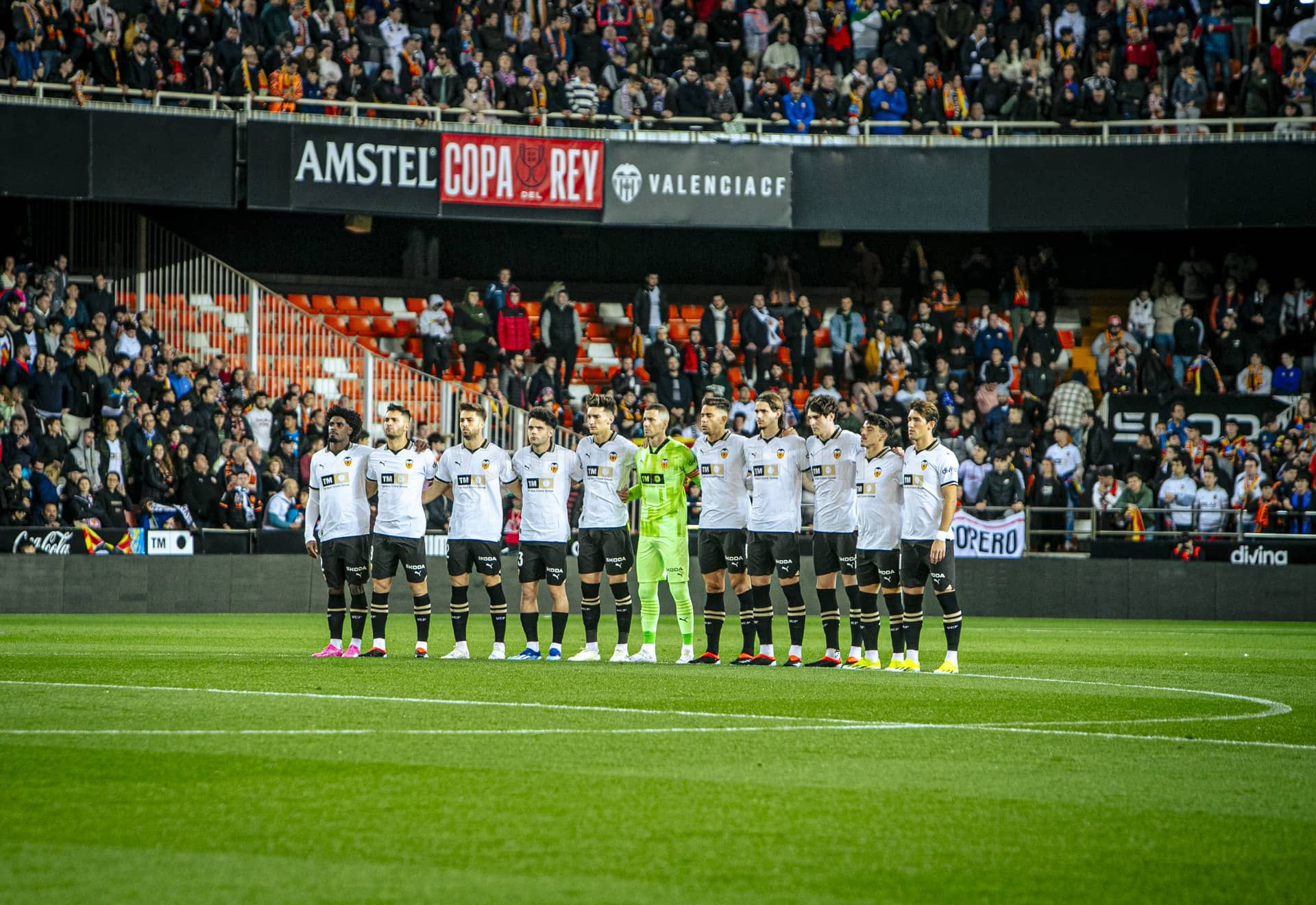 El once titular, en el minuto de silencio.