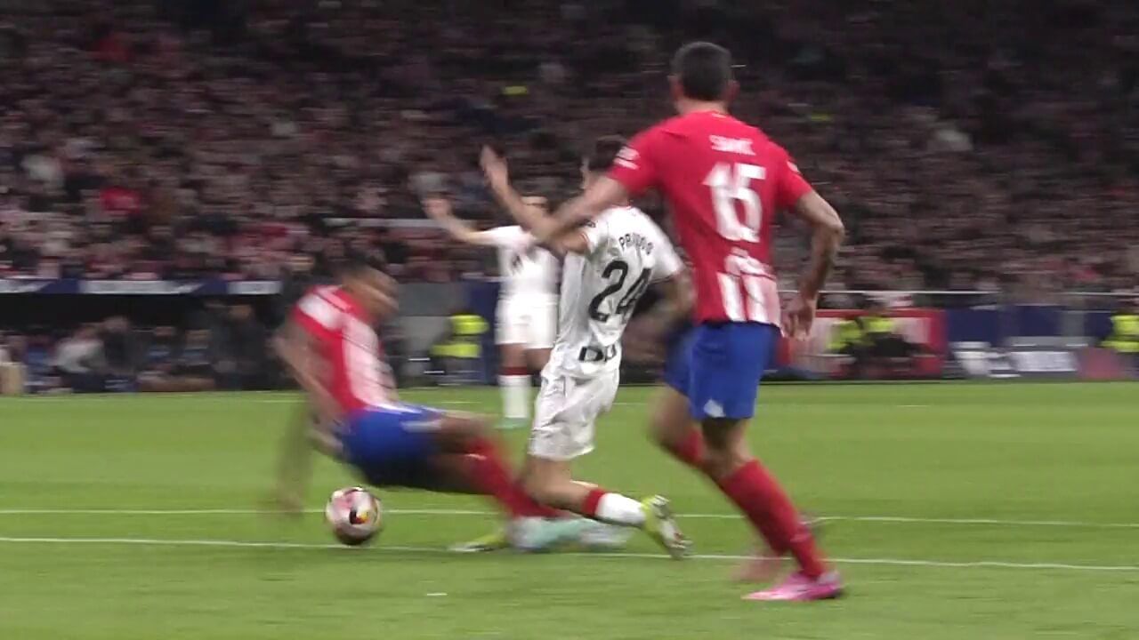 El penalti de Reinildo a Beñat Prados.