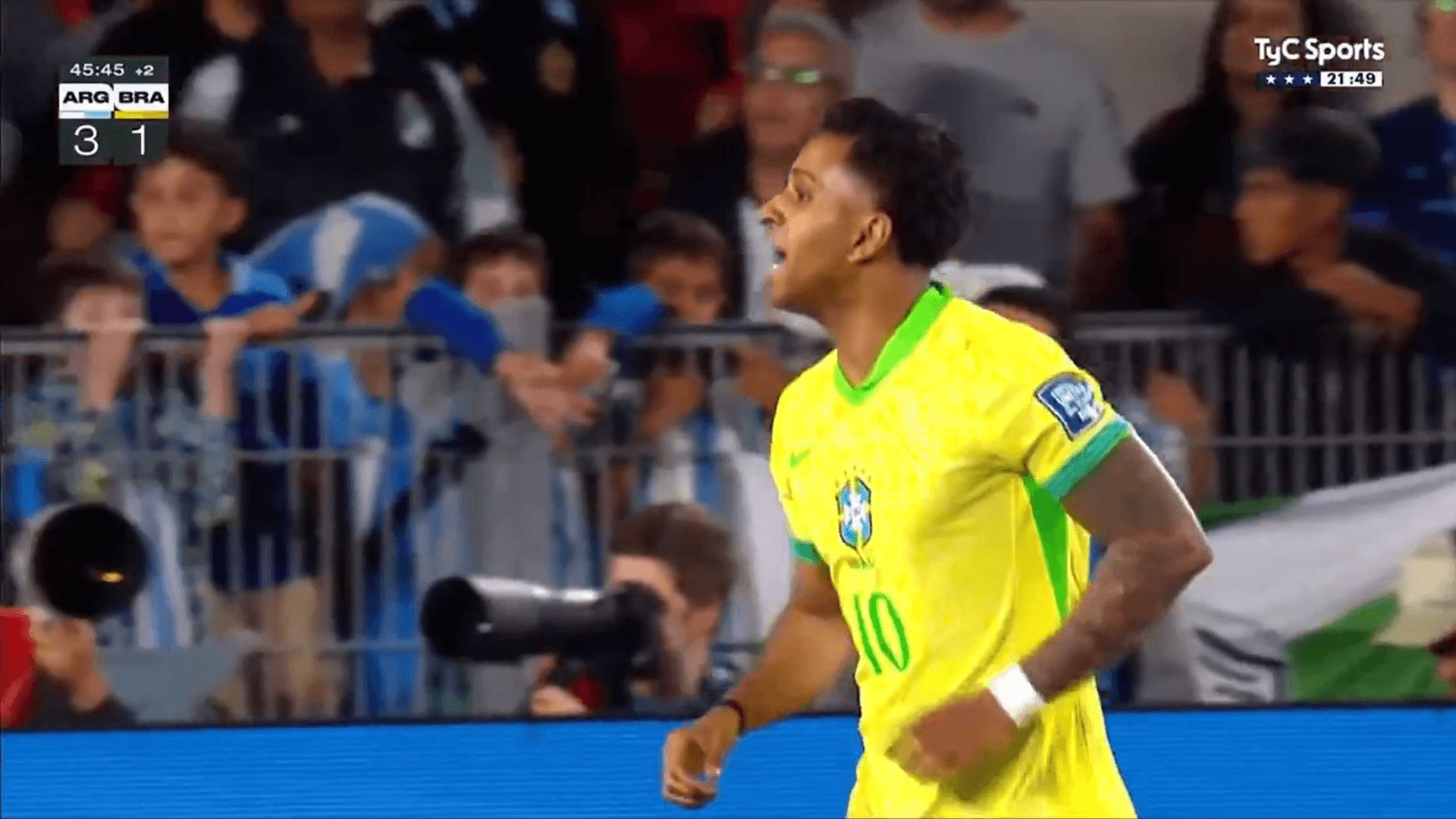 Rodrygo le dice a Leandro Paredes "eres muy malo" en el Argentina-Brasil.