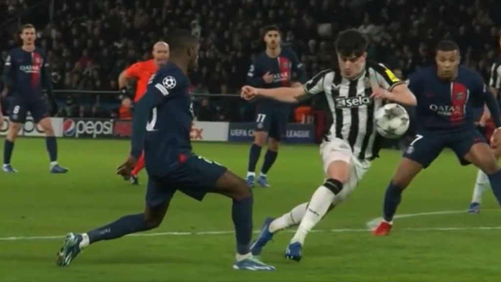 El polémico penalti entre el París Saint Germain y el Newcastle. (Fuente: Movistar)