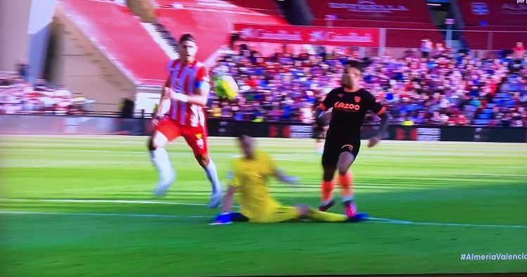 El posible penalti sobre Kluivert.