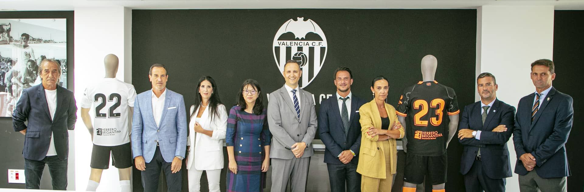 El primer gesto de Layhoon: presentar el nuevo sponsor para la camiseta del Valencia con leyendas