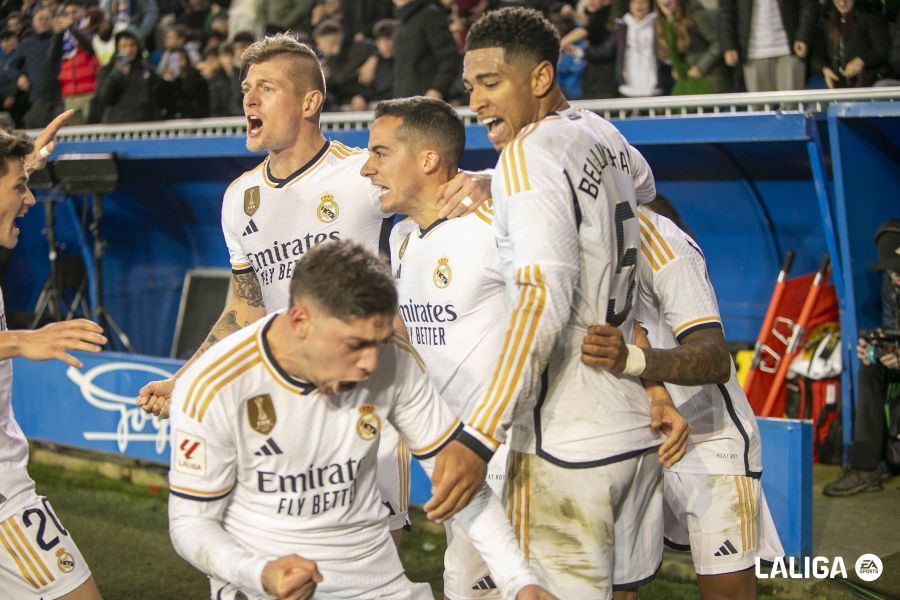 El Real Madrid celebra el tanto de la victoria de Lucas Vázquez ante el Alavés.