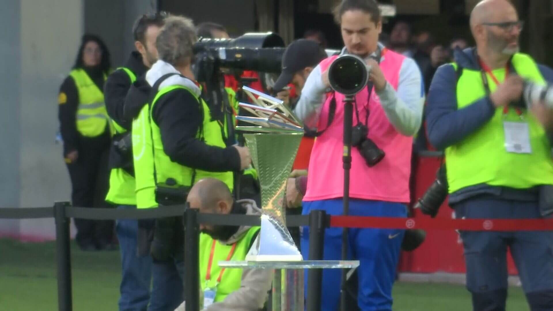 El trofeo ya espera a sus dueñas.
