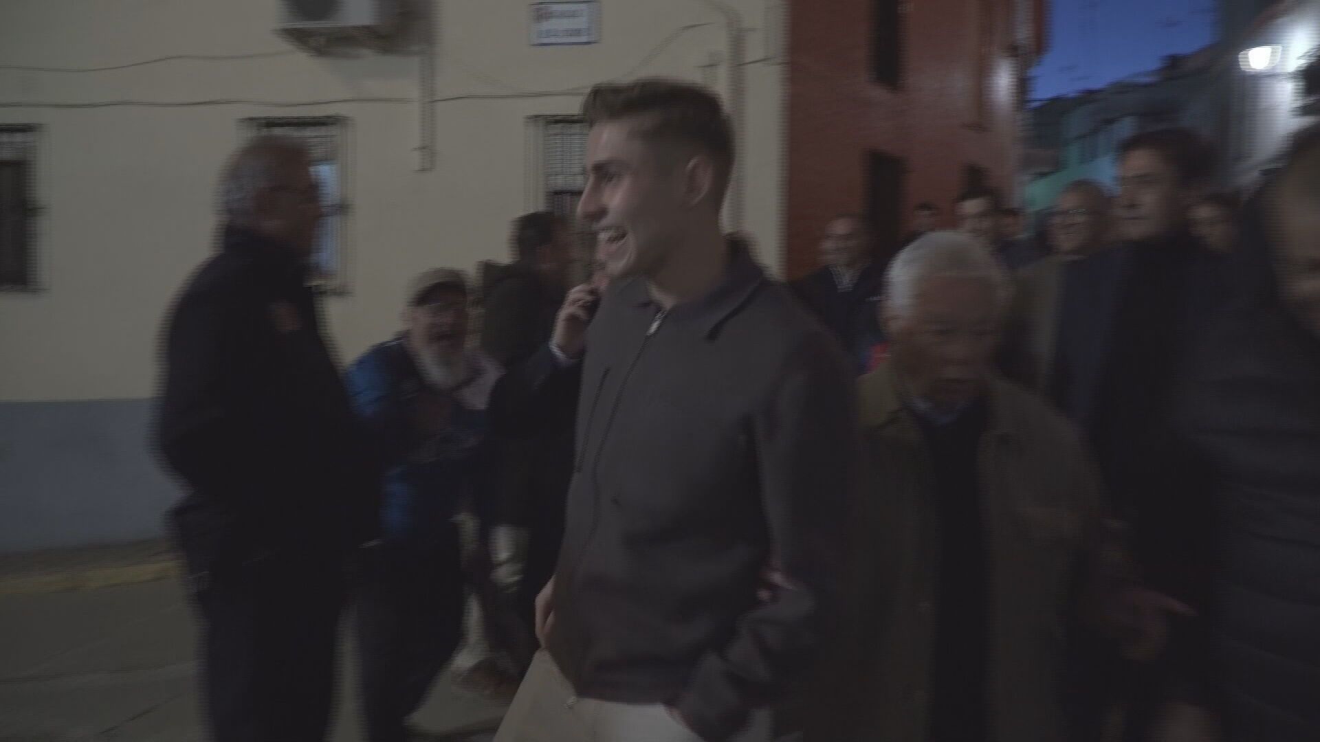  El vacile de Fermín López a un paisano en su homenaje.