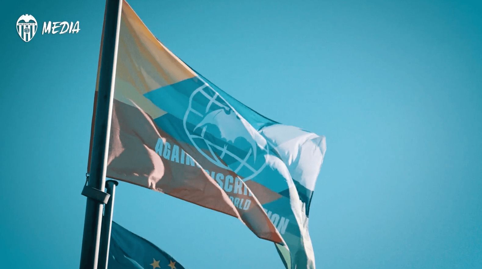 el_valencia_cf_cuelga_una_bandera_contra_la_discriminacion_en_mestalla_001.png
