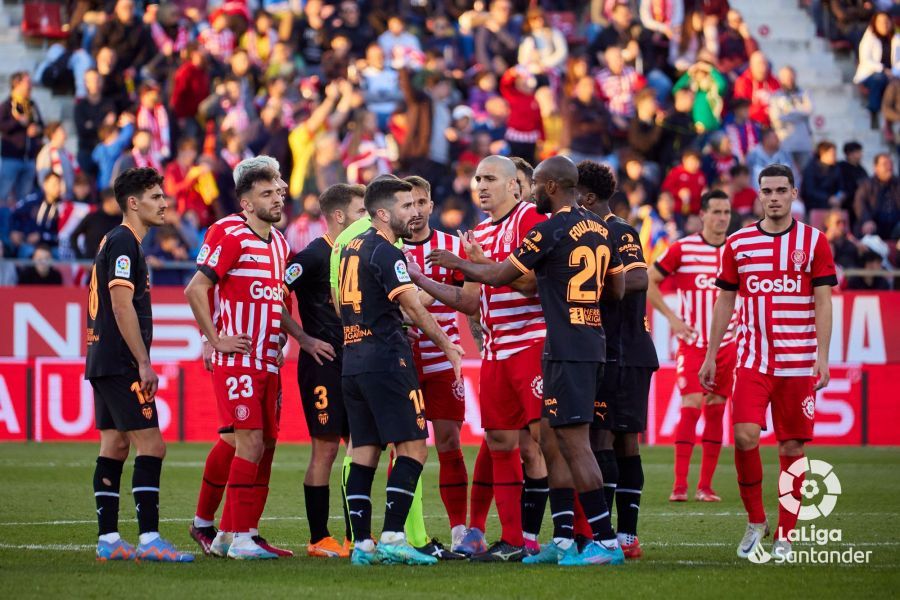  El Valencia CF protesta el gol del Girona