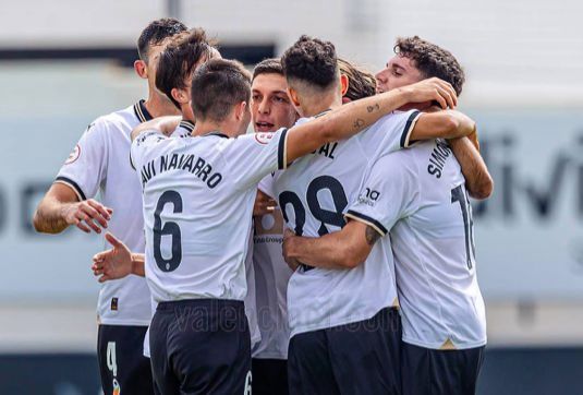  El VCF Mestalla celebra un gol.