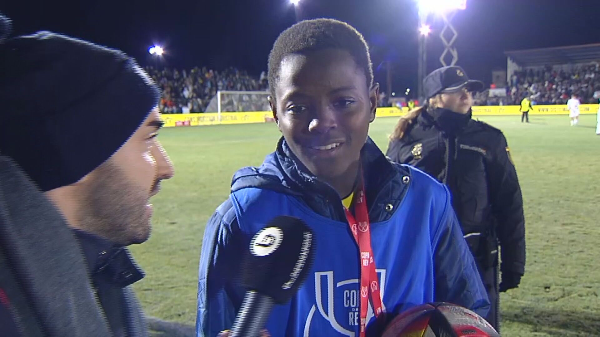 ElDesmarque, con el joven recogepelotas que arropó Bellingham