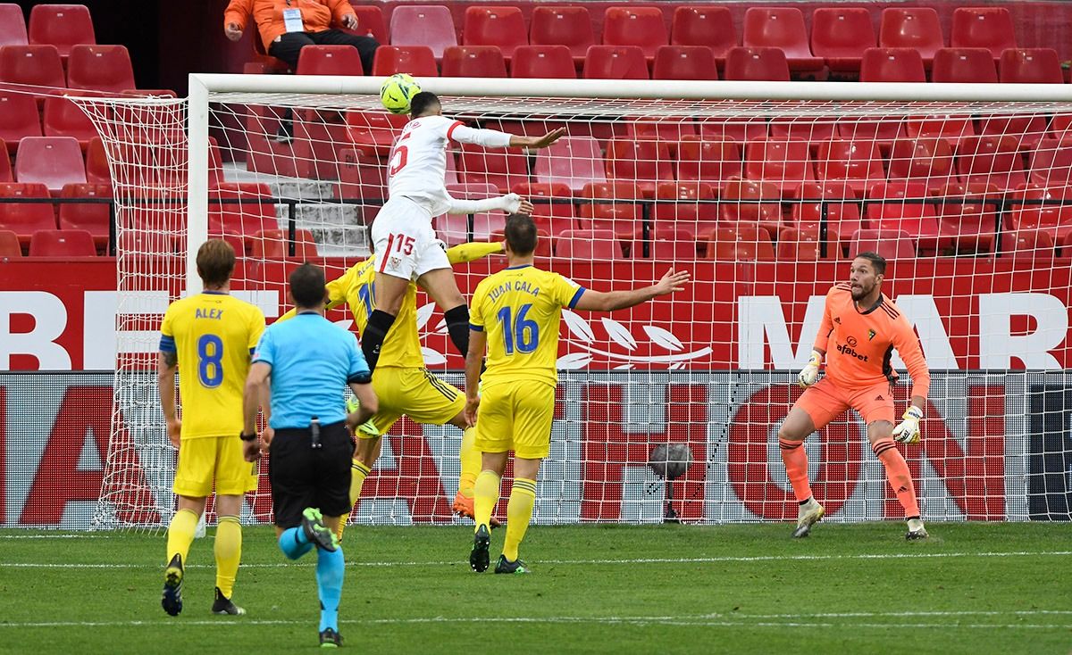 En-Nesyri reamata a gol en un partido ante el Cádiz.