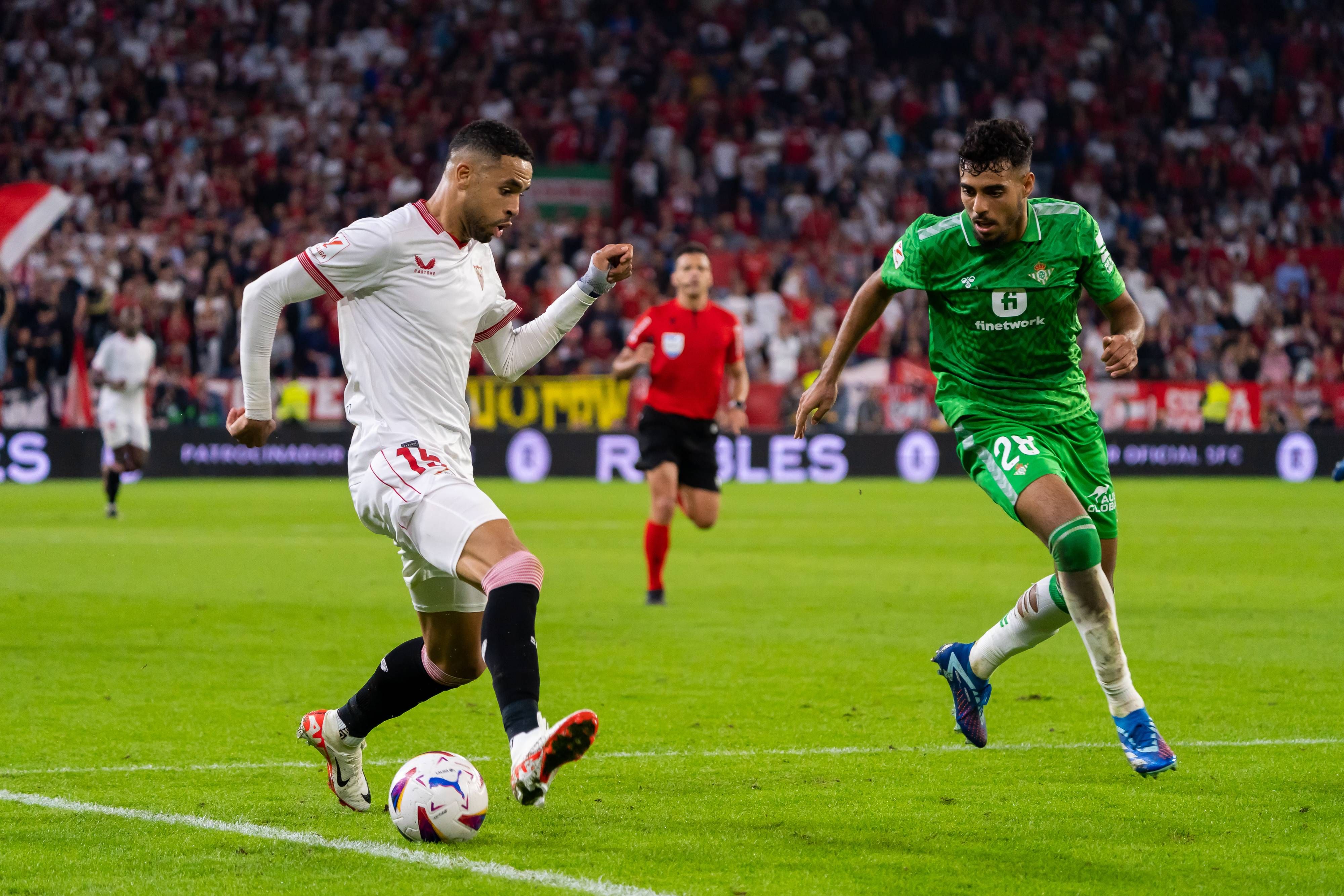 En-Nesyri y Chadi Riad en el derbi sevillano.