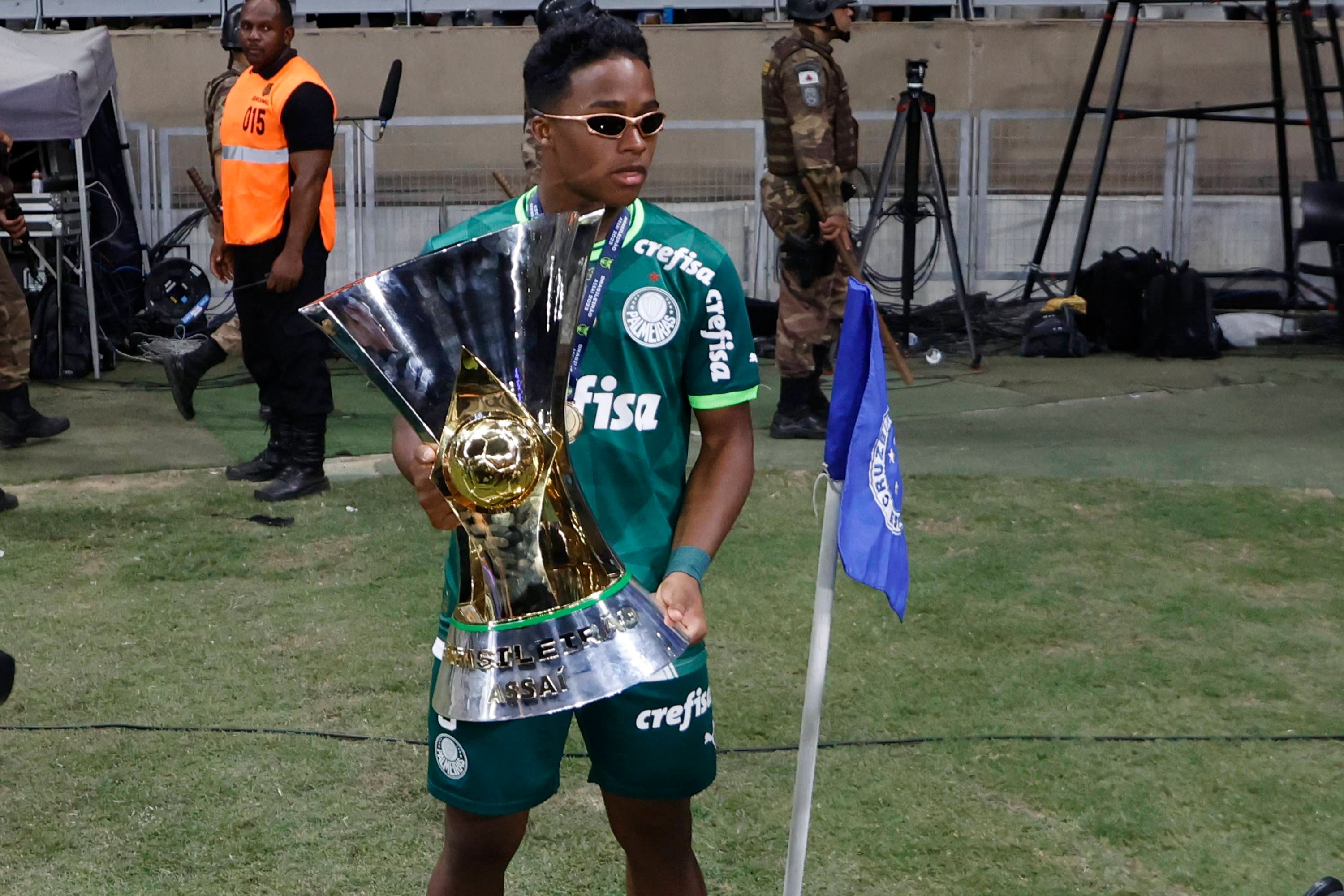  Endrick celebrando su segundo título conseguido en Brasil.