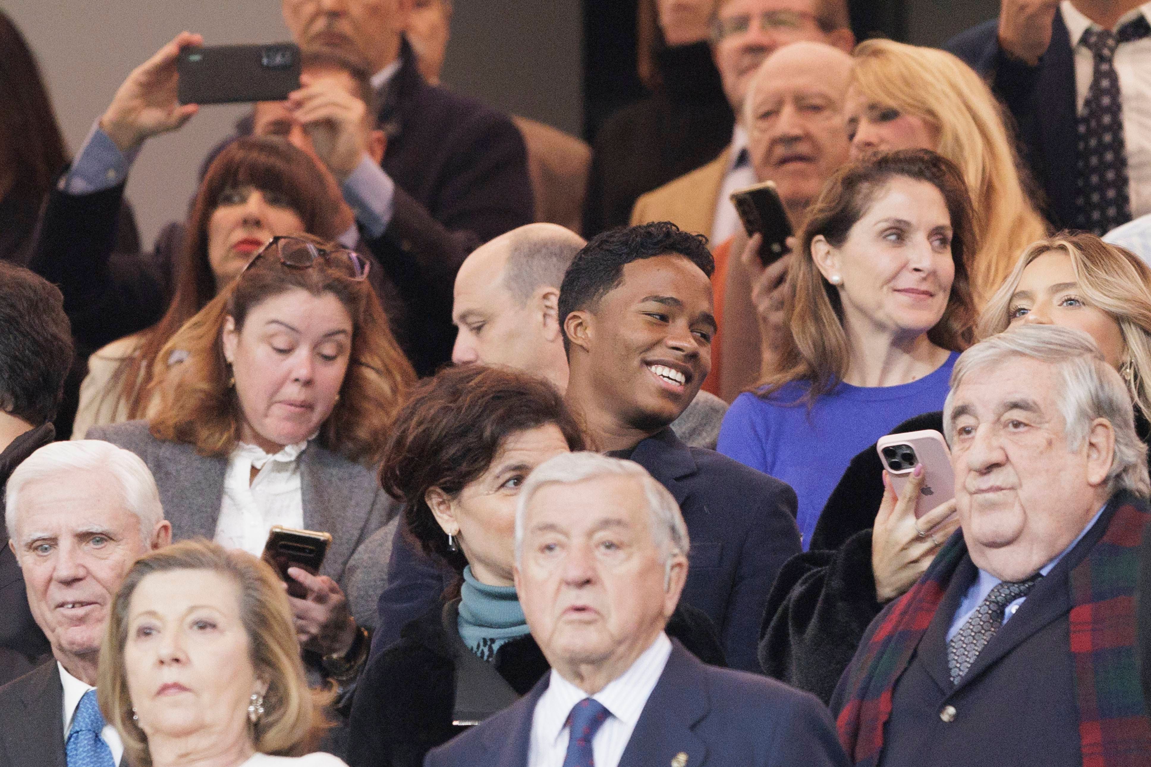 Endrick en la grada del Bernabéu (Cordon Press)