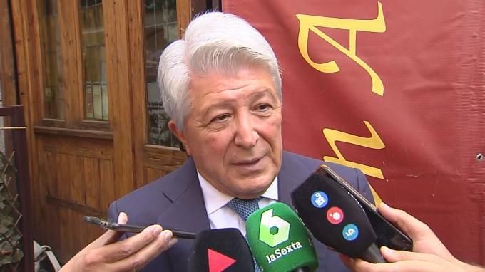  Enrique Cerezo habla ante la prensa.