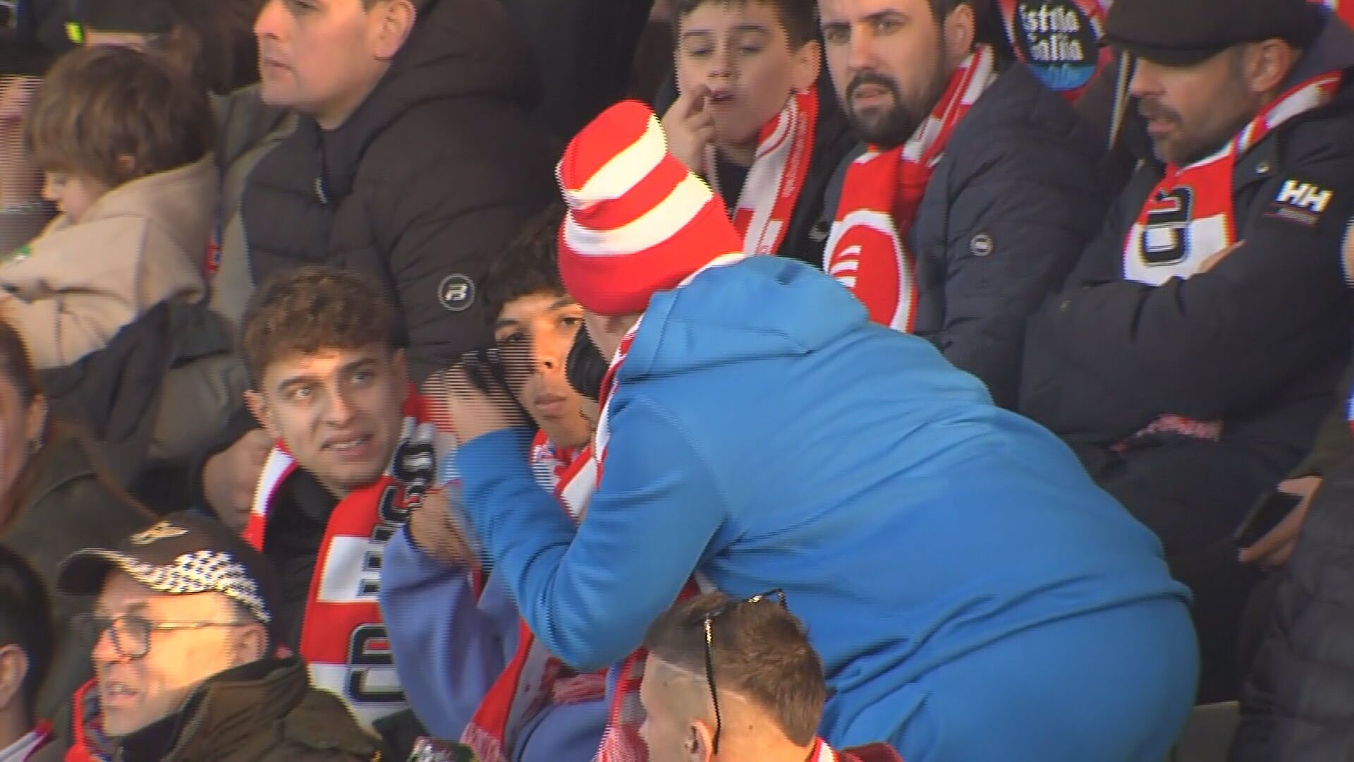  Enseñando el tesoro que acaba de conseguir