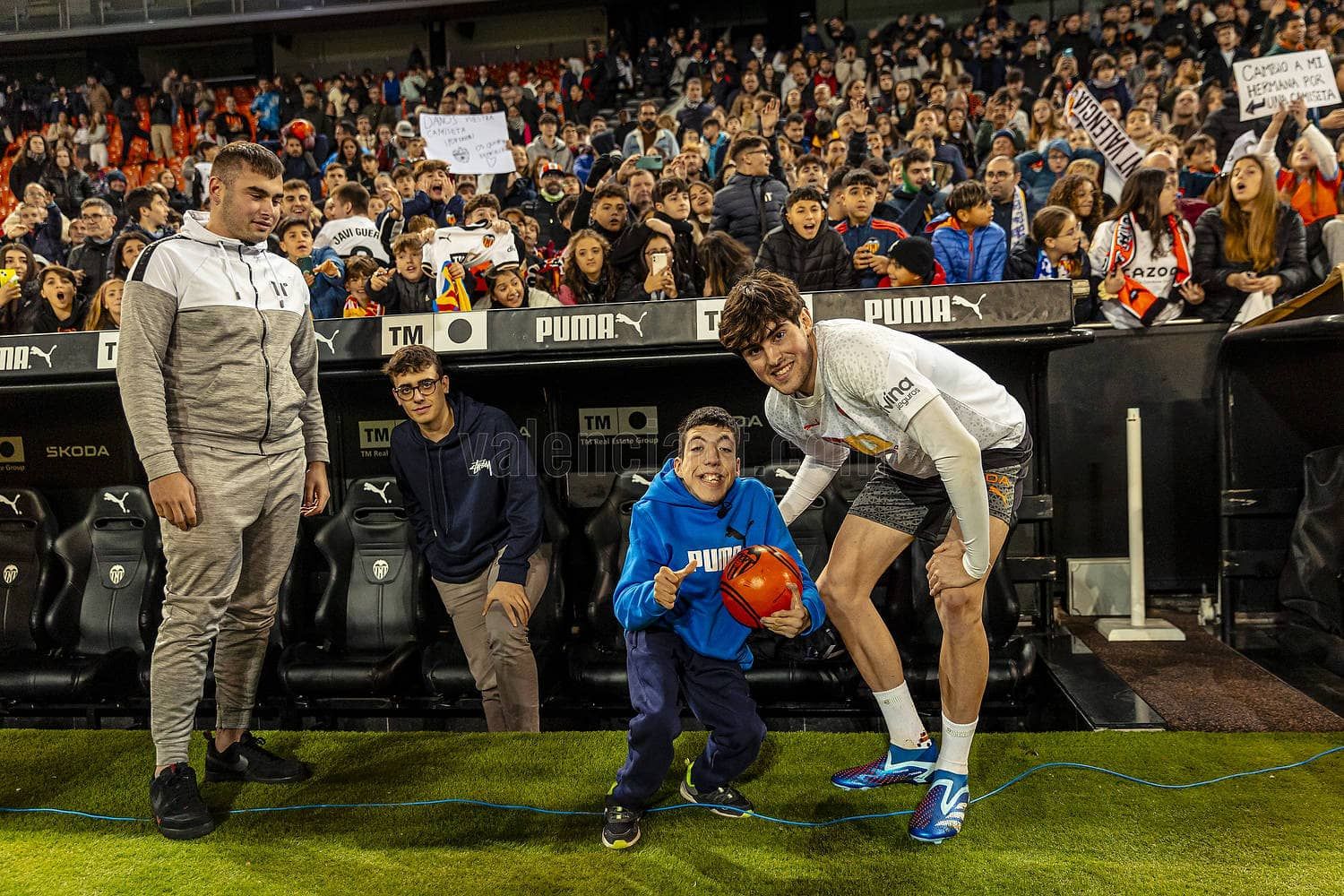 Javi Guerra junto a un aficionado del Valencia en Mestalla.