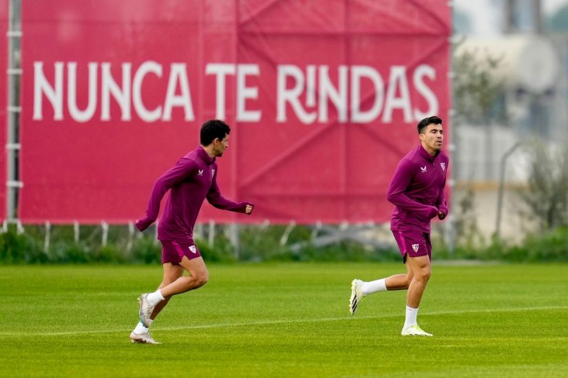  Navas y Acuña, ejercitándose en la ciudad deportiva del Sevilla en los últimos días de 2023.