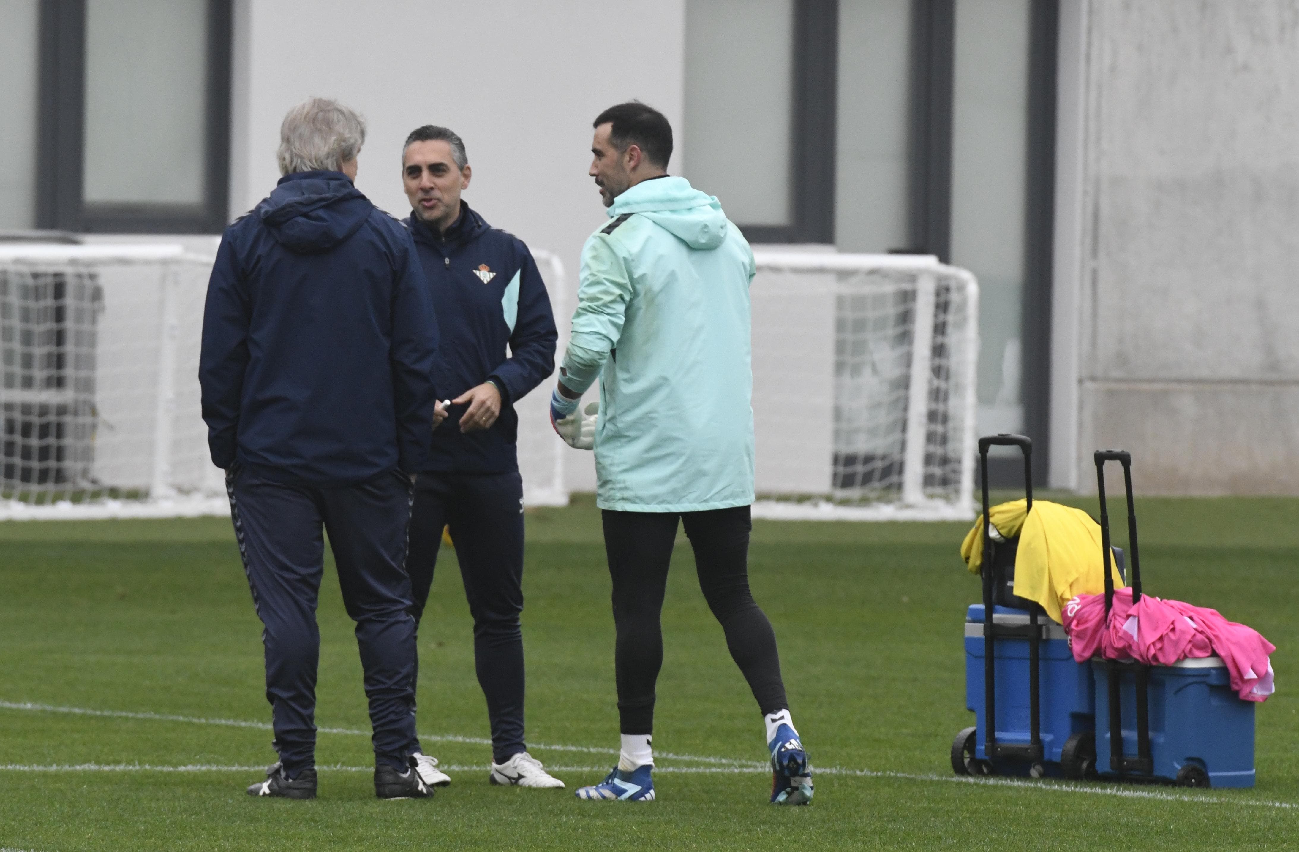 Claudio Bravo habla con Pellegrini en el entrenamiento del Betis de este martes (Foto: Kiko Hurtado