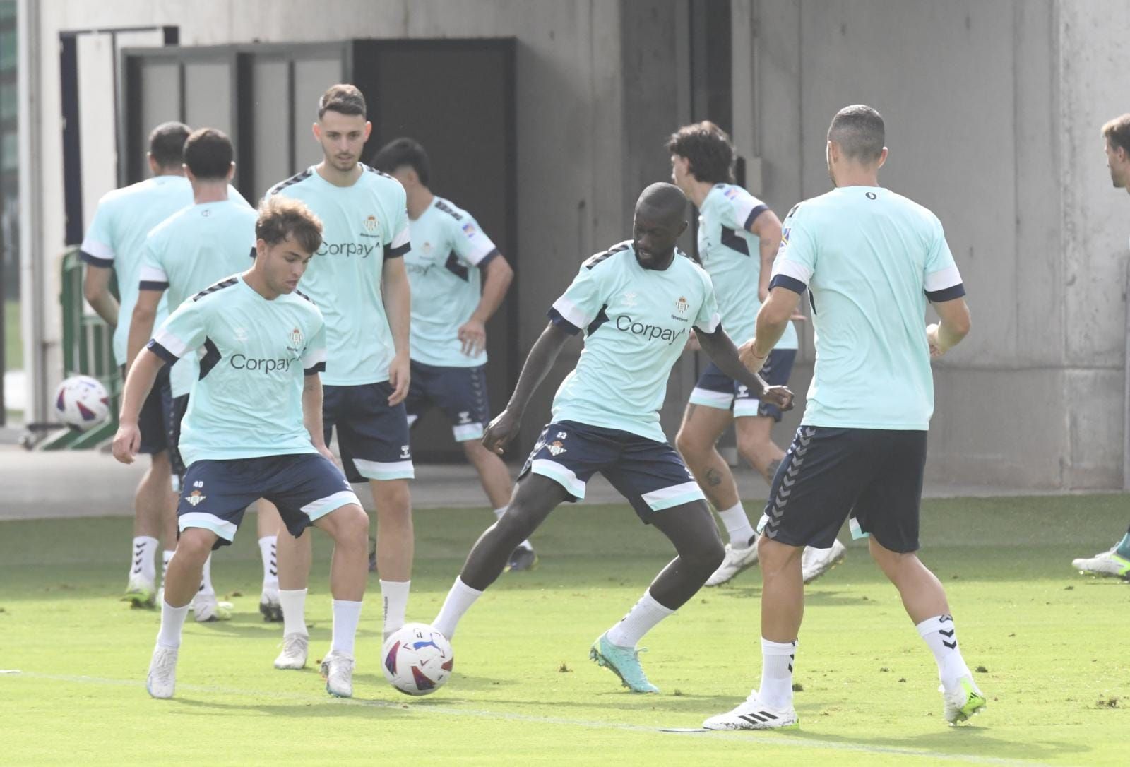  Sabaly, en un entrenamiento con el Betis.