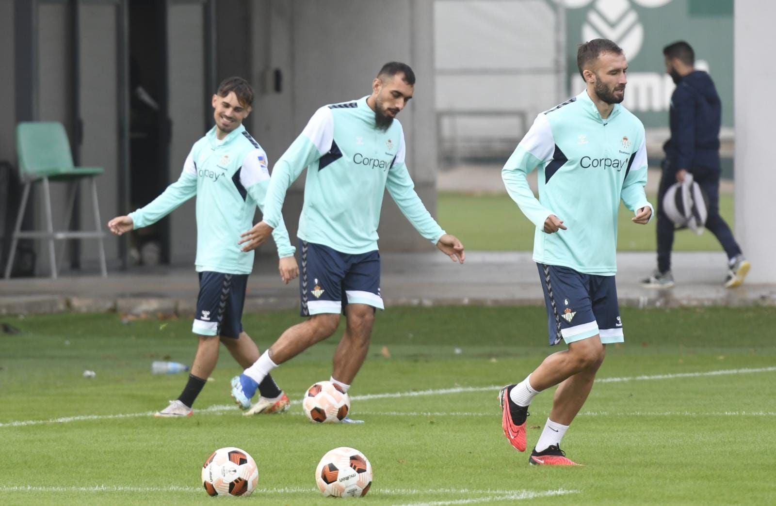 Borja Iglesias y Pezzella, en el entrenamiento del Betis.