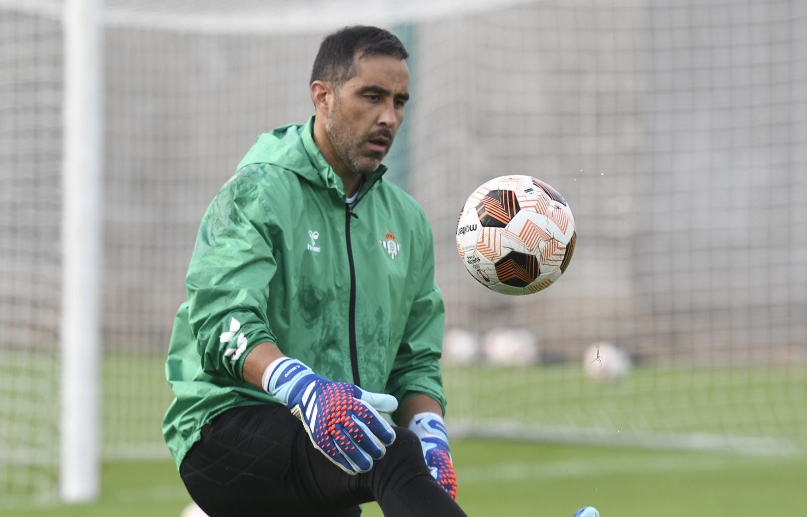 Claudio Bravo, en un entrenamiento con el Betis.