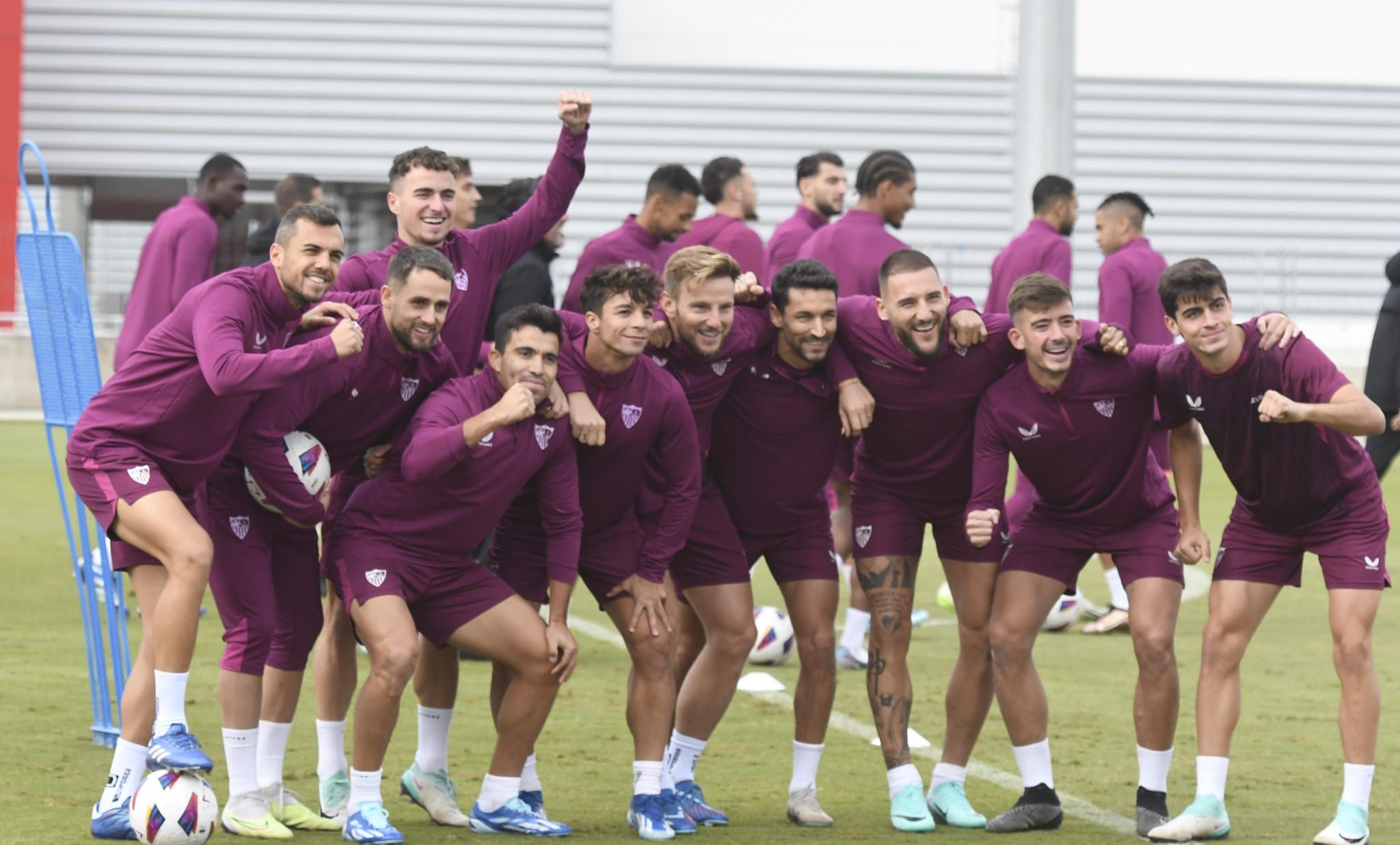  Los jugadores del Sevilla FC, en el entrenamiento de este viernes.