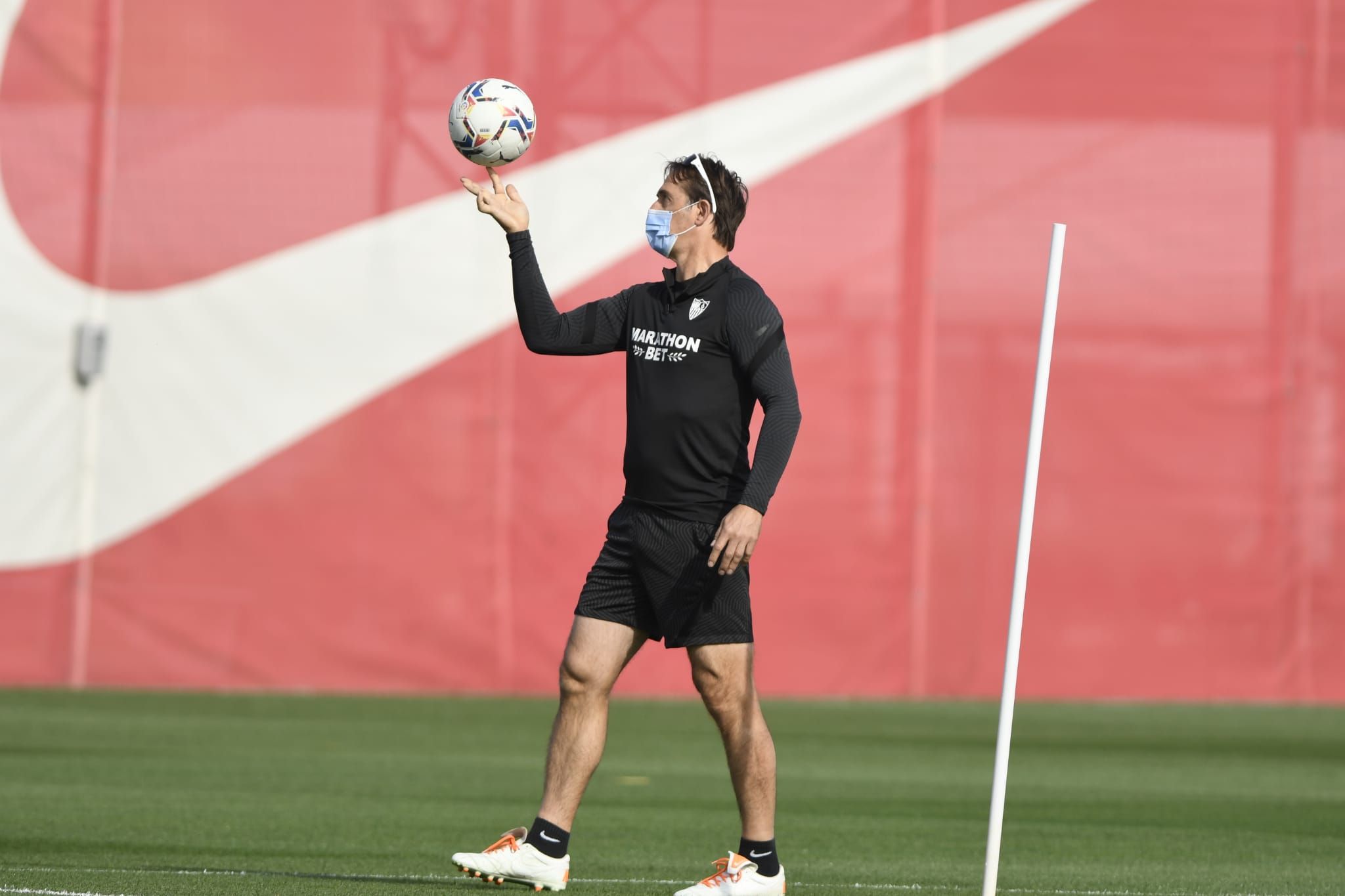  Julen Lopetegui hace malabarismos con un balón en el entrenamiento del Sevilla.