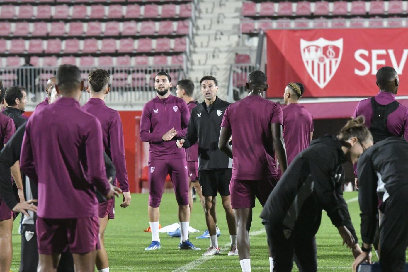  Diego Alonso habla con sus jugadores en el entrenamiento de este lunes.