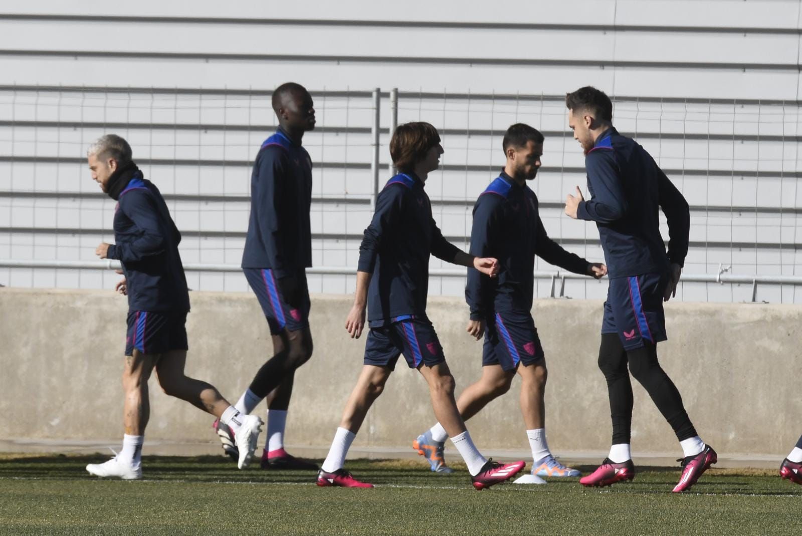  Pape Gueye y Bryan Gil, en su primer entrenamiento con el Sevilla.