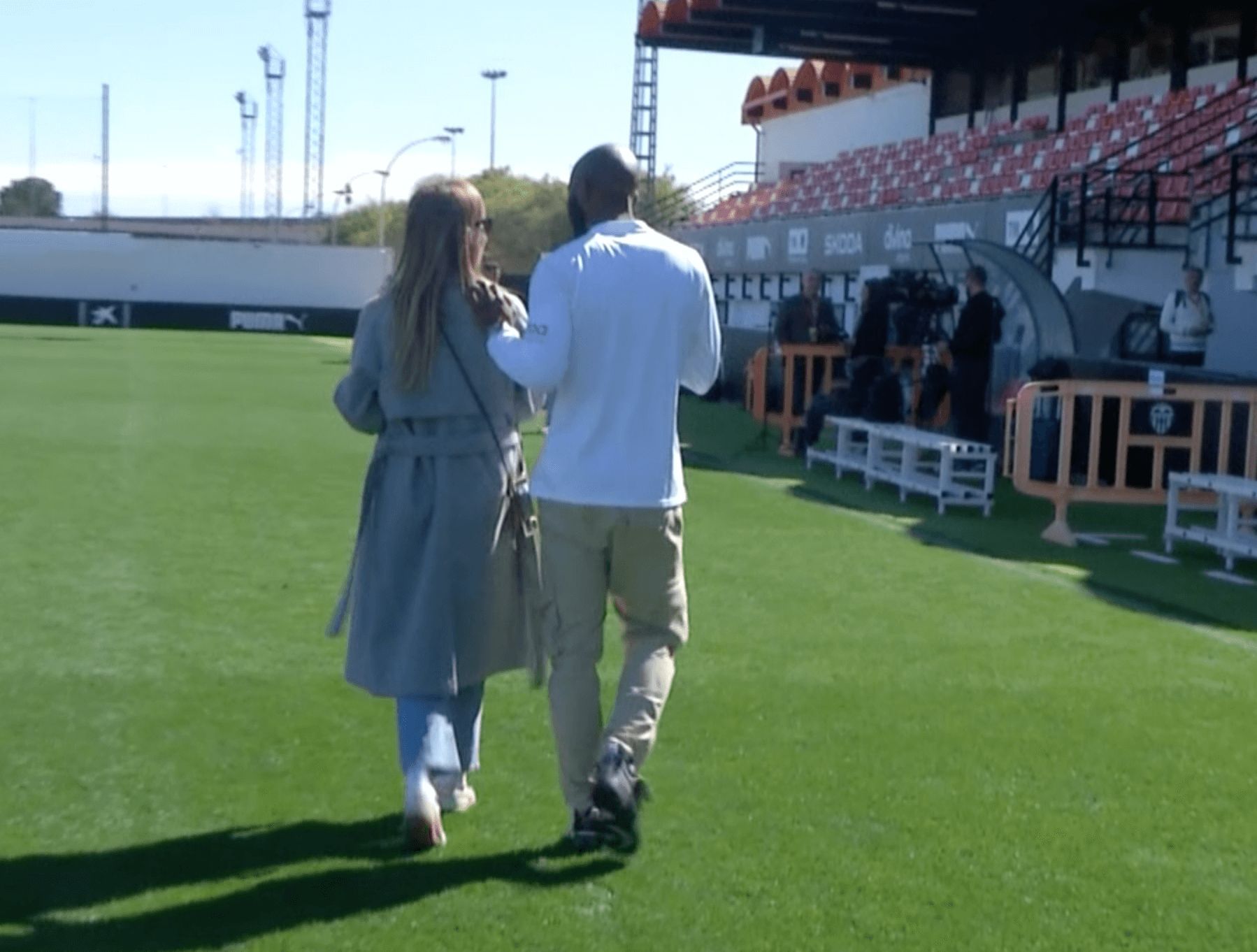 Dimitri Foulquier se va acompañado de una empleada del club (Sandra) tras acabar la entrevista